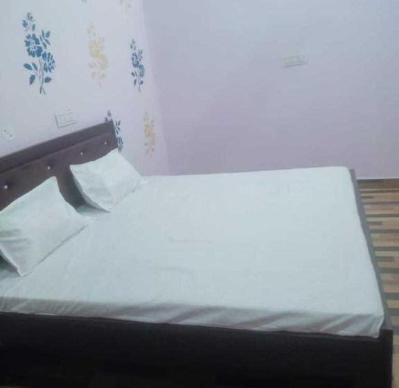 三人经典房间, Oyo The Village