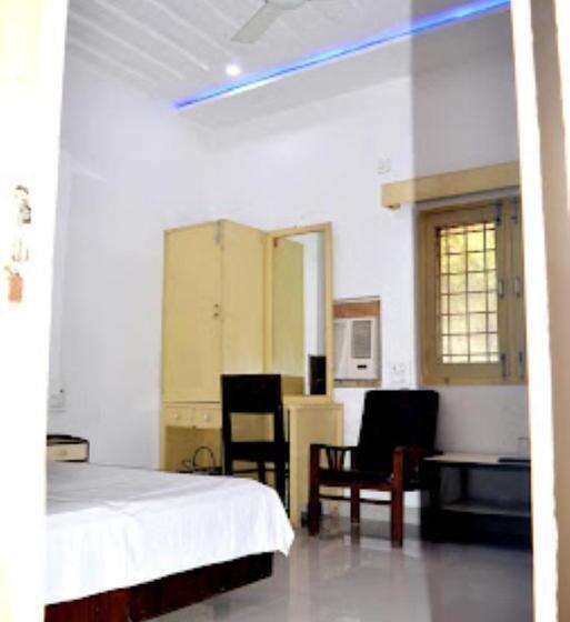 스탠다드 룸 킹사이즈 침대, Kadambari Hotel And Restaurant Patehra