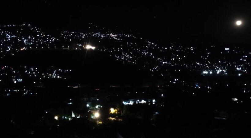 اتاق لوکس با بالکن, Outdoor Adventures Resort