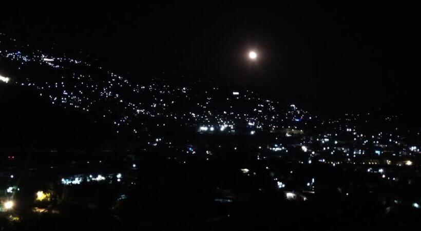 اتاق لوکس با بالکن, Outdoor Adventures Resort