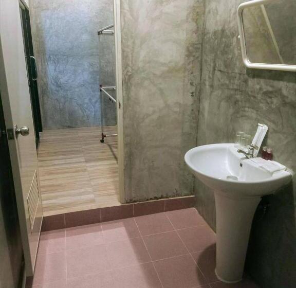 חדר דלוקס עם מרפסת נוף לים, Seaview Hopper Phuket House