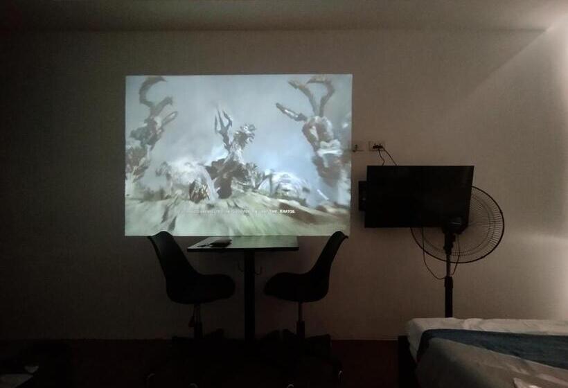 סטודיו דלוקס, Staycation Babe