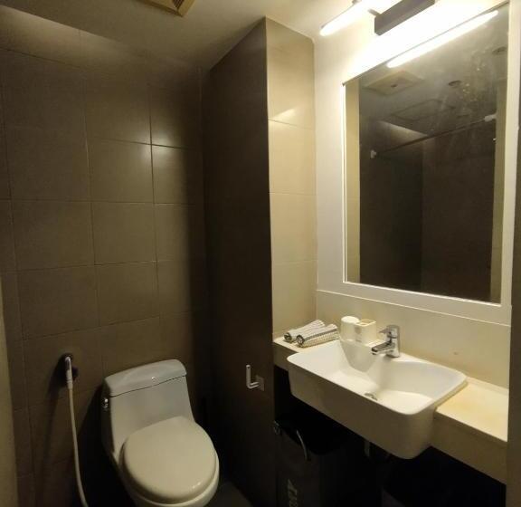 סטודיו דלוקס, Staycation Babe