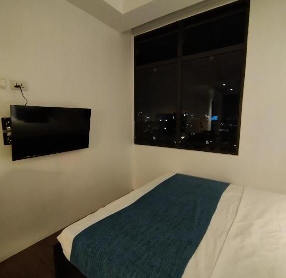 סטודיו דלוקס, Staycation Babe