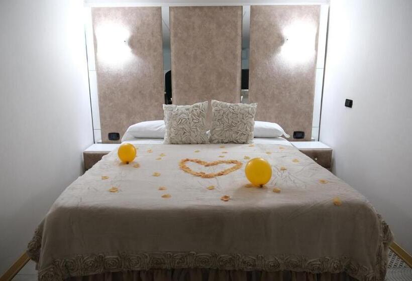 اتاق استاندارد با تخت بزرگ, The King S House