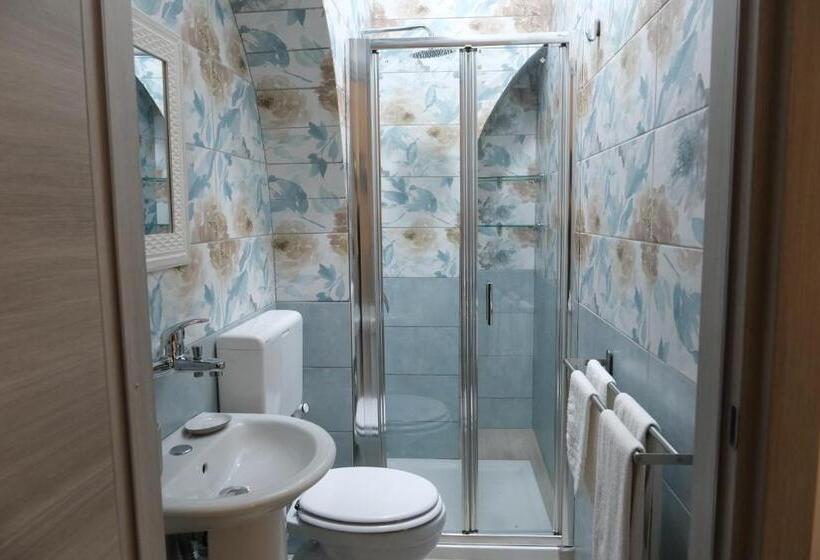 اتاق استاندارد چهار تخته, The King S House