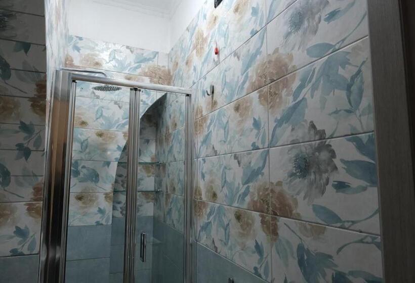 اتاق استاندارد چهار تخته, The King S House