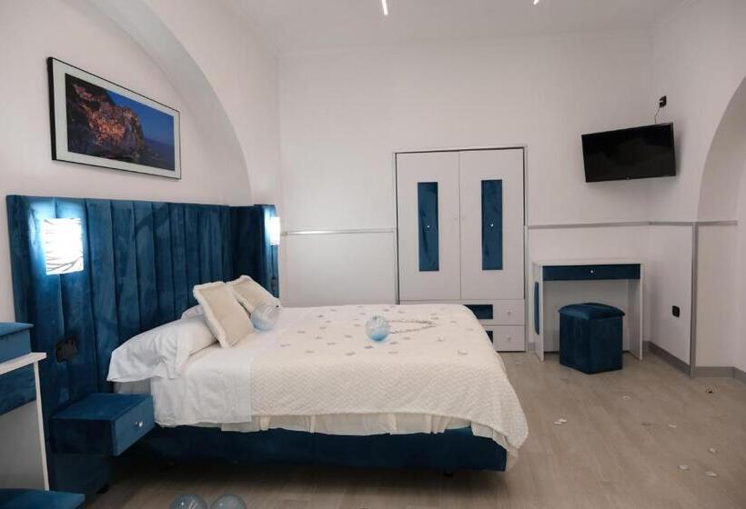 اتاق استاندارد چهار تخته, The King S House