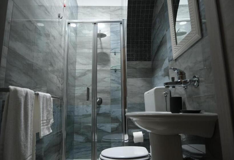 اتاق استاندارد سه نفره, The King S House