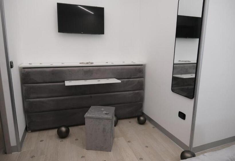 اتاق استاندارد سه نفره, The King S House