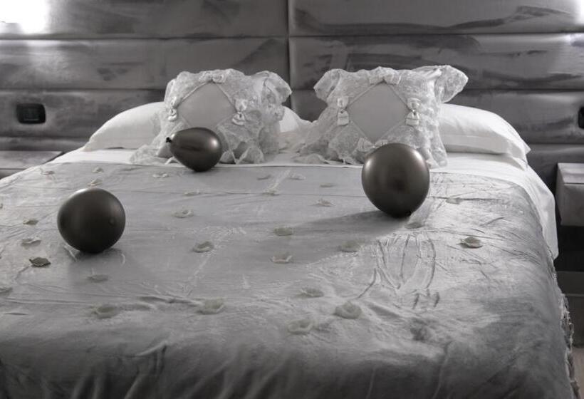 اتاق استاندارد سه نفره, The King S House