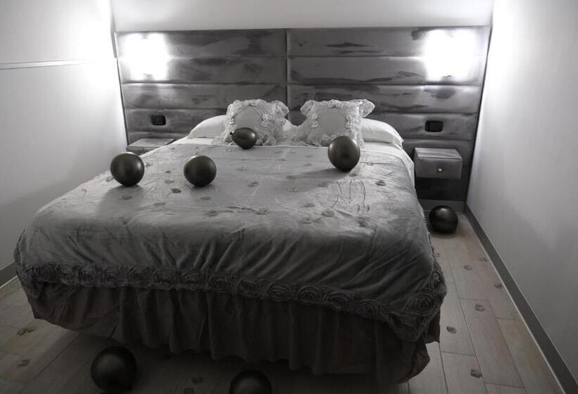 اتاق استاندارد سه نفره, The King S House