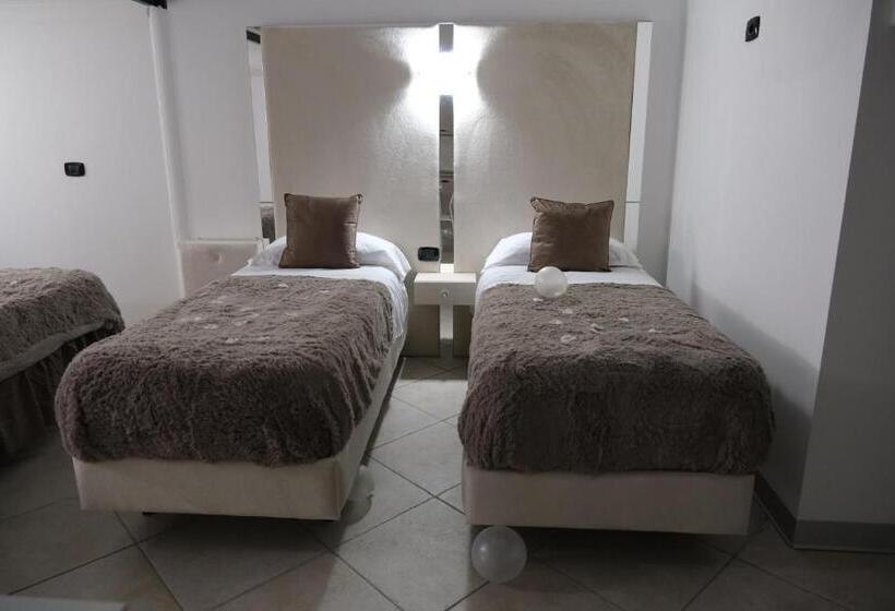 اتاق لوکس چهار تخته, The King S House