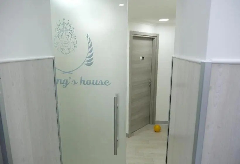 اتاق راحتی سه تخته, The King S House