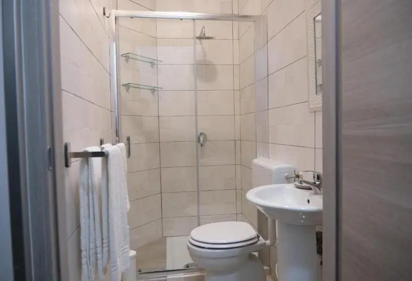 اتاق راحتی سه تخته, The King S House