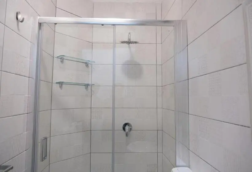 اتاق راحتی سه تخته, The King S House