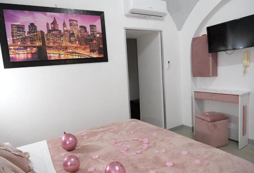 اتاق راحتی سه تخته, The King S House