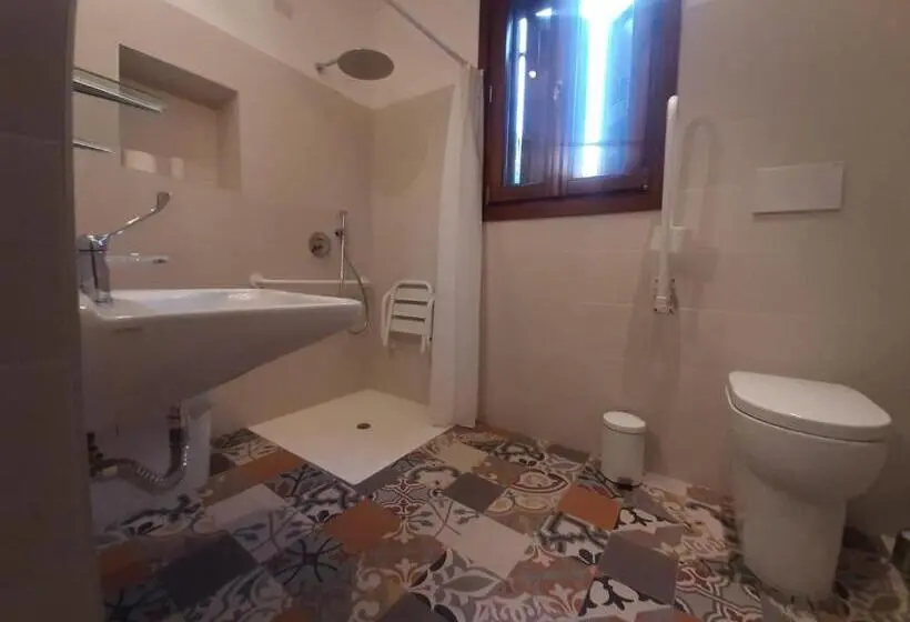 身障者適用キングサイズベッドルーム, Agriturismo La Romanella
