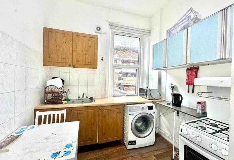 اتاق لوکس, The Little Guest House