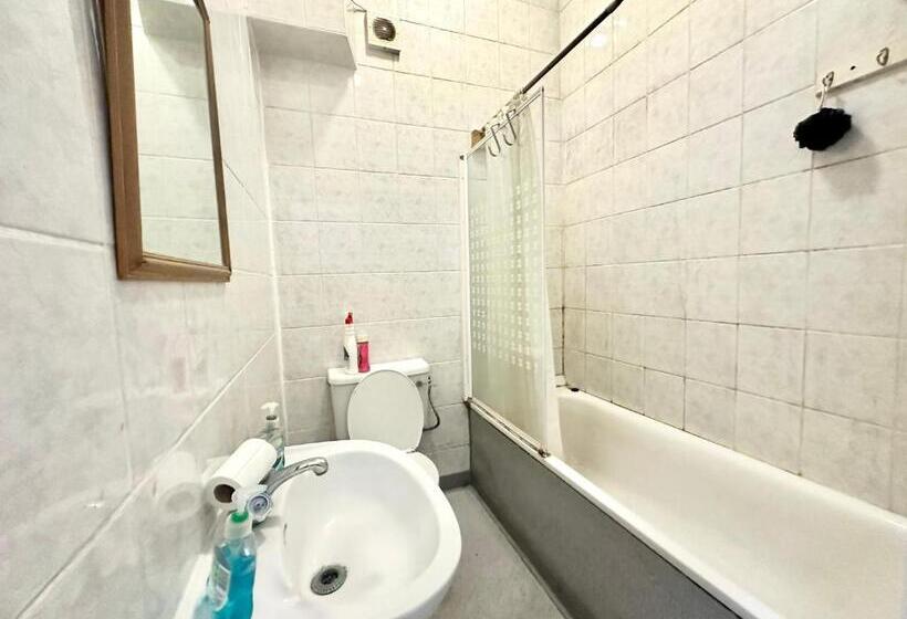 اتاق لوکس, The Little Guest House