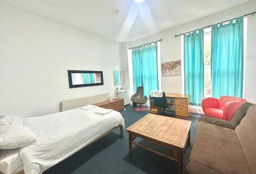 اتاق لوکس, The Little Guest House