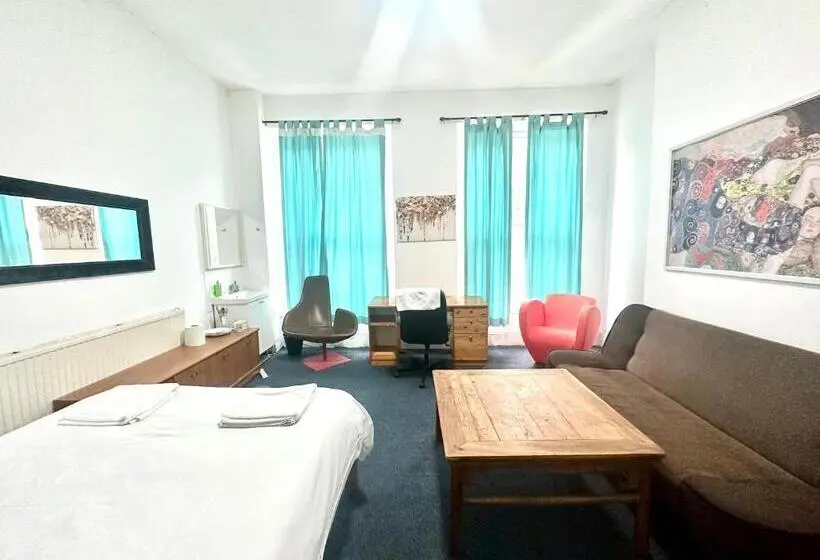 اتاق لوکس, The Little Guest House
