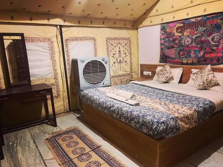 كوخ قياسي, Rising Star Desert Camp