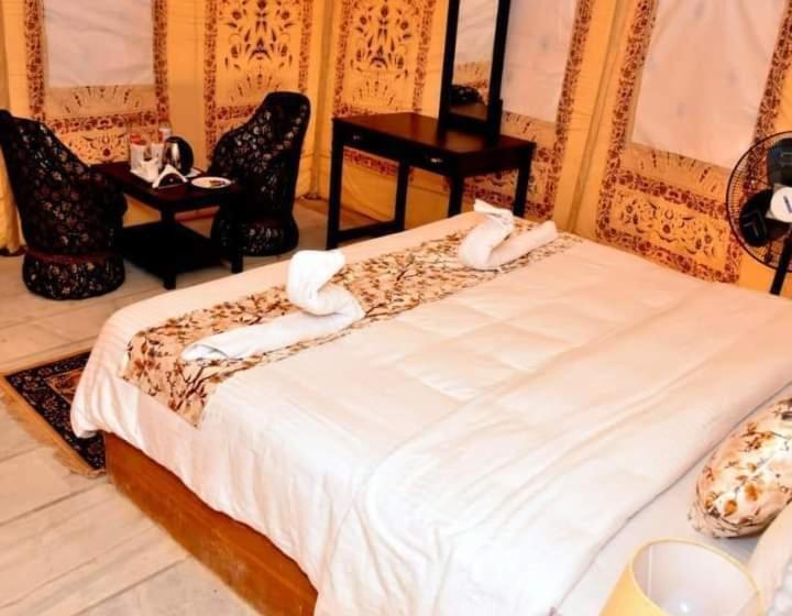 كوخ قياسي, Rising Star Desert Camp