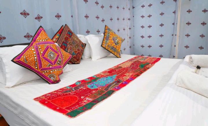 كوخ قياسي, Rising Star Desert Camp