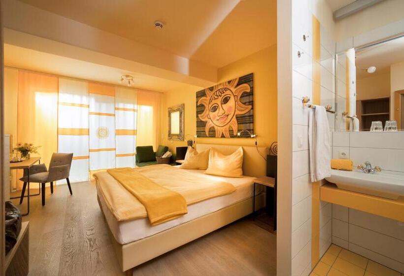 Номер Стандарт с Балконом, Malerwinkl Restaurant + Kunst