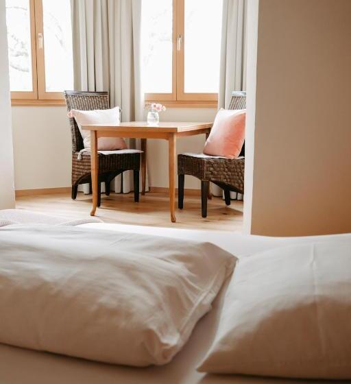 اتاق استاندارد سه نفره, Restaurant Soleo