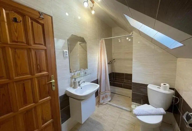 Deluxe Kolmen Hengen Huone, Penzion Dori