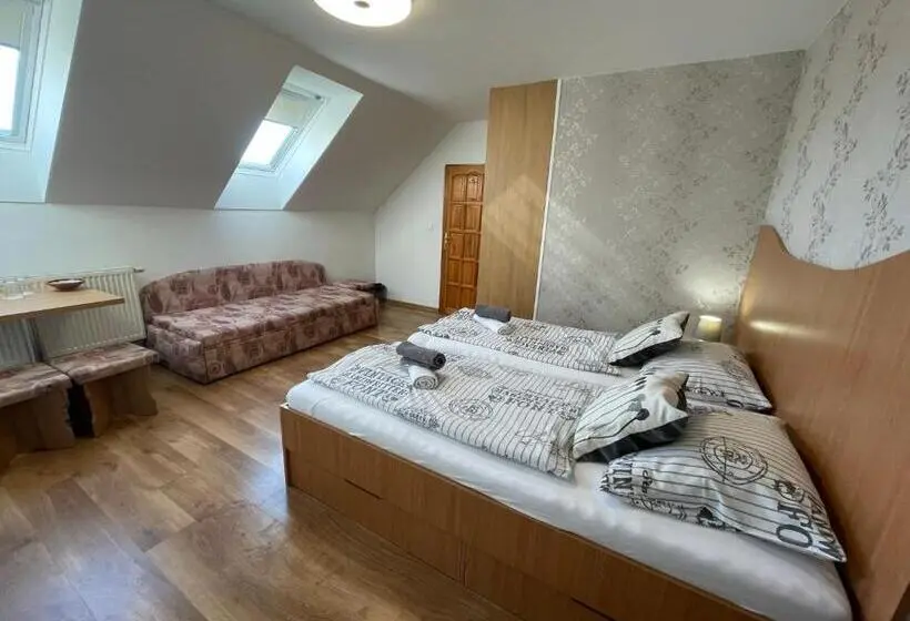 Deluxe Kolmen Hengen Huone, Penzion Dori