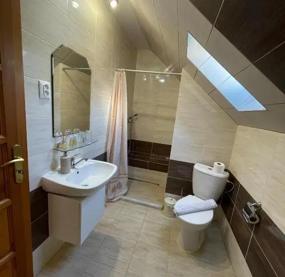 Deluxe Kolmen Hengen Huone, Penzion Dori