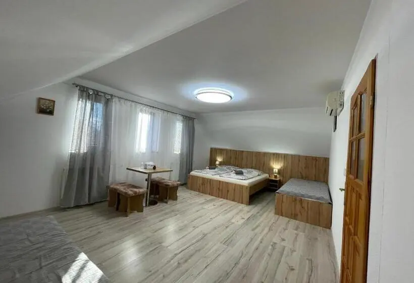 Deluxe Neljän Hengen Huone, Penzion Dori