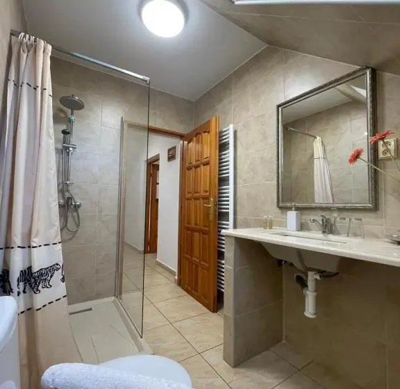 Deluxe Neljän Hengen Huone, Penzion Dori