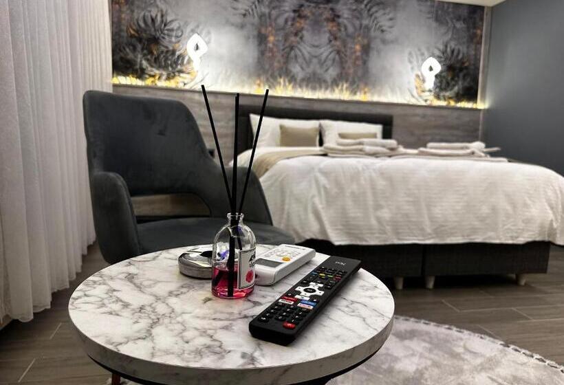 جناح مزود بجاكوزى, Blue Moonrise