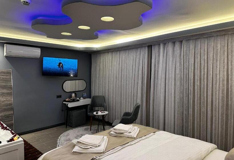 جناح مزود بجاكوزى, Blue Moonrise