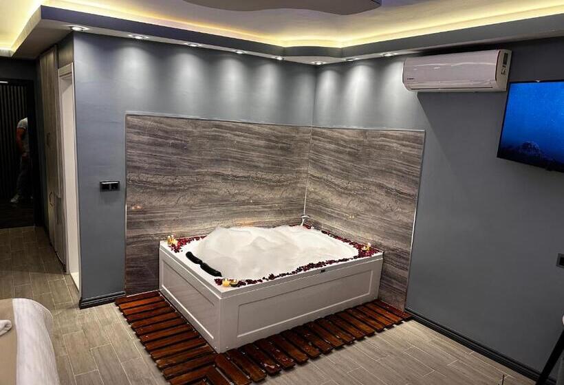 جناح مزود بجاكوزى, Blue Moonrise