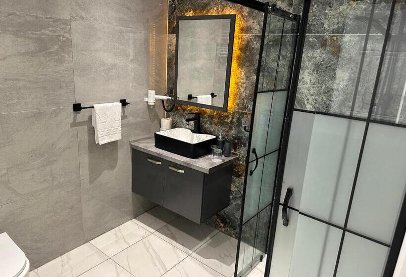 غرفة قياسية ثلاثية, Blue Moonrise