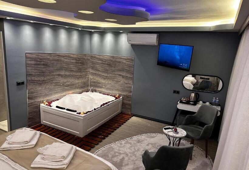 جناح مزود بجاكوزى, Blue Moonrise