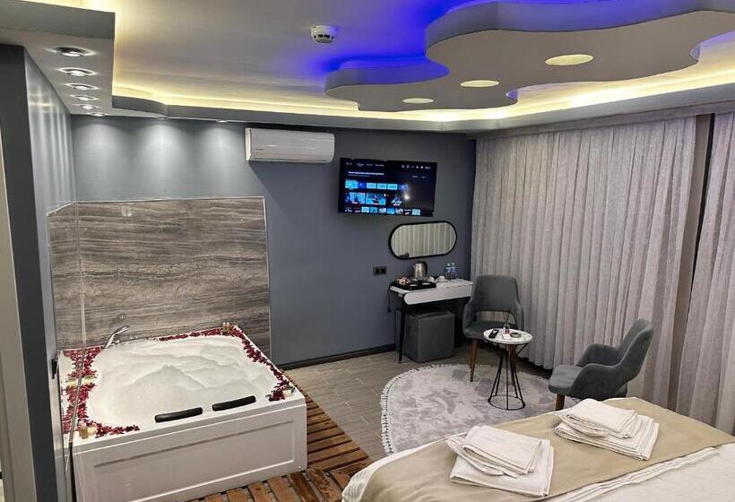 جناح مزود بجاكوزى, Blue Moonrise