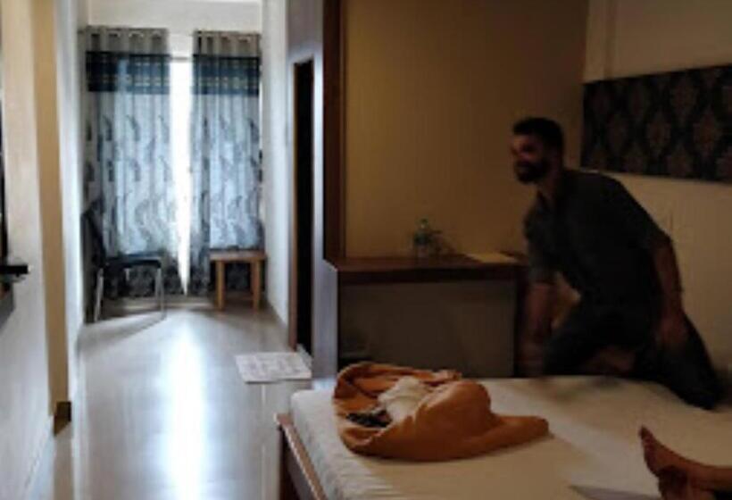 חדר משפחתי, Jaltarang Kalmath