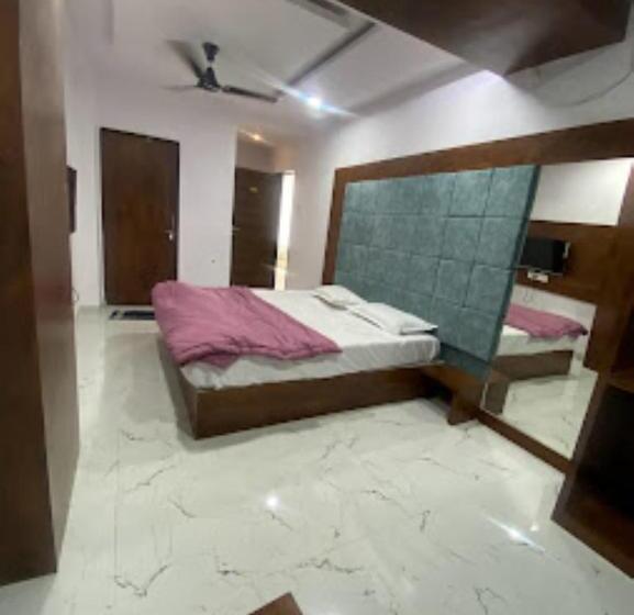 Номер Deluxe, Nandan Lodge, Tuljapur