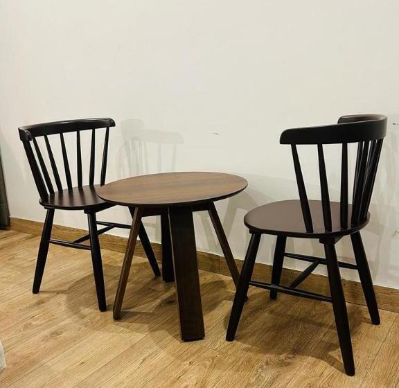 Deluxe Rum, Sm Hives Business