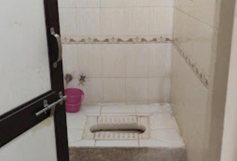 חדר דלוקס, Vyankatesh Washiim