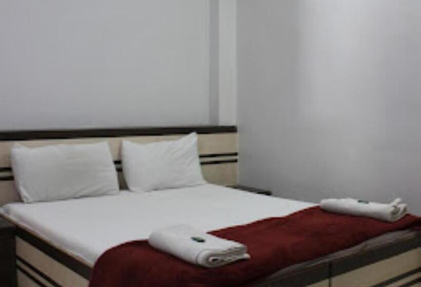 חדר דלוקס, Vyankatesh Washiim