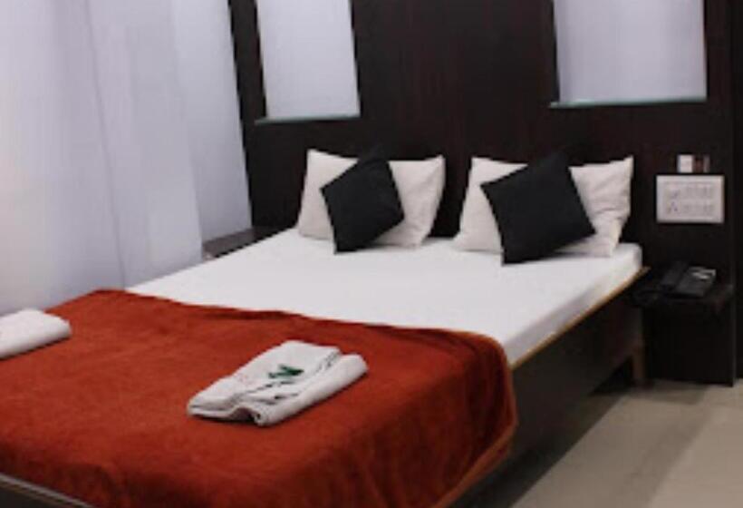 חדר דלוקס, Vyankatesh Washiim