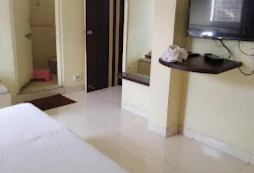 חדר דחוקס עם מיטת קינג, Vyankatesh Washiim