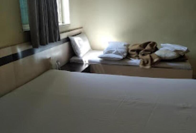 חדר דלוקס, Vyankatesh Washiim